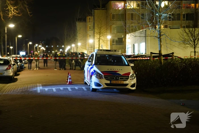 Arrestatieteam valt flatwoning binnen