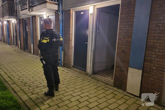 Arrestatieteam valt flatwoning binnen