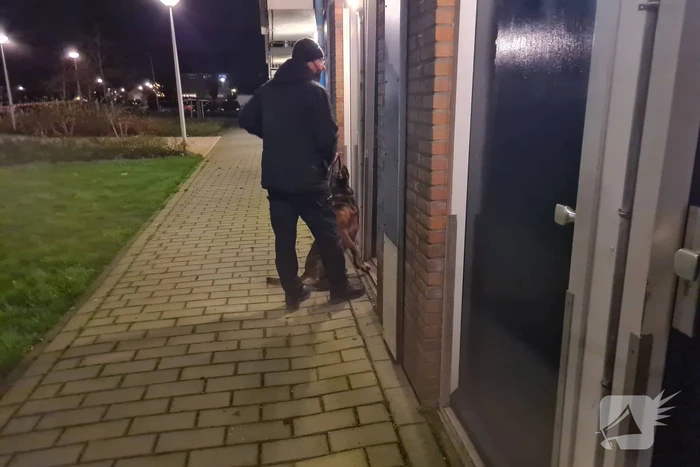 Arrestatieteam valt flatwoning binnen
