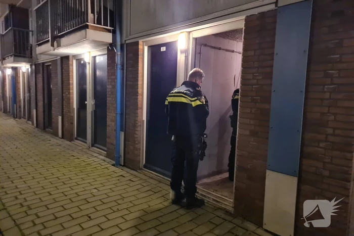 Arrestatieteam valt flatwoning binnen