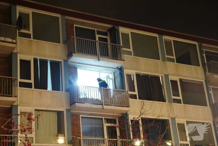 Arrestatieteam valt flatwoning binnen