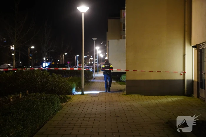 Arrestatieteam valt flatwoning binnen