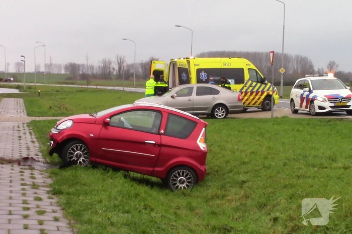 Brommobiel raakt van de weg en eindigt in greppel