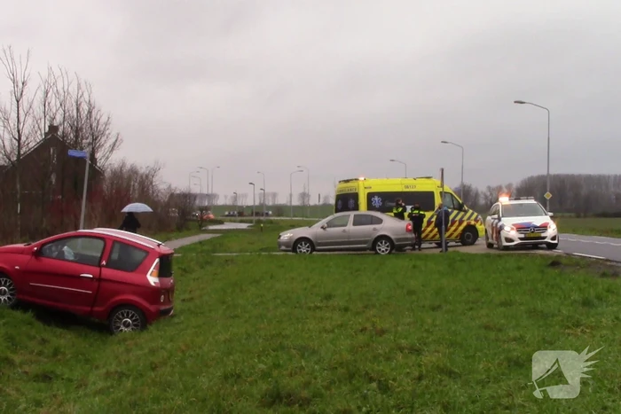 Brommobiel raakt van de weg en eindigt in greppel