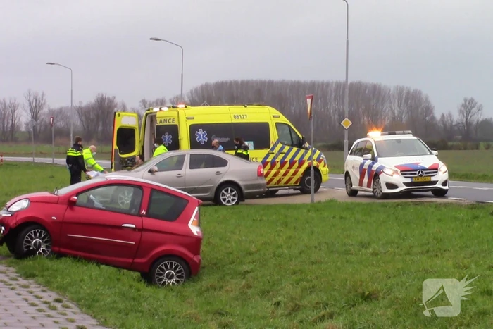 Brommobiel raakt van de weg en eindigt in greppel