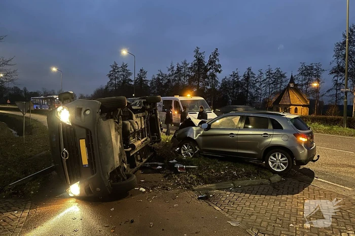 Bestelbus op zijn kant bij aanrijding