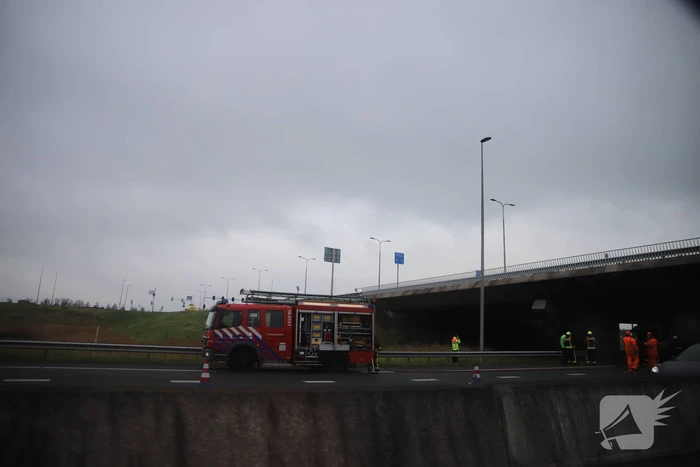 Brand in vrachtwagencabine onder viaduct