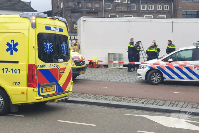 Persoon onder oliebollenkraam overleden