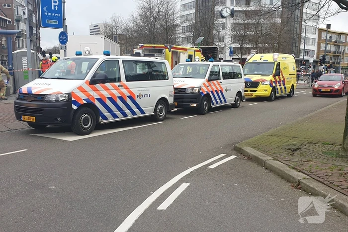Persoon onder oliebollenkraam overleden