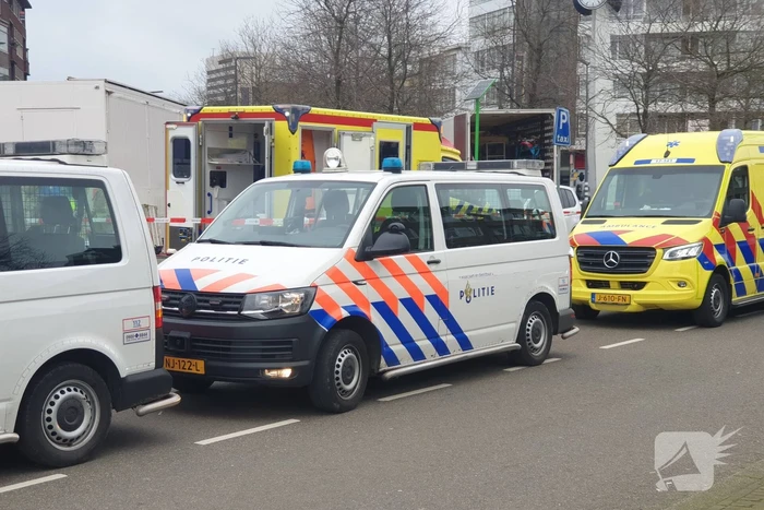 Persoon onder oliebollenkraam overleden