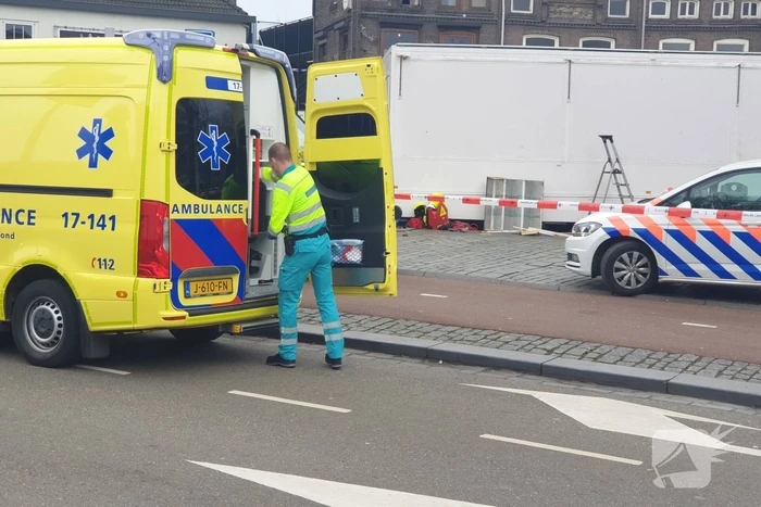 Persoon onder oliebollenkraam overleden