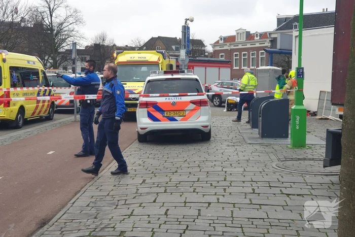 Persoon onder oliebollenkraam overleden