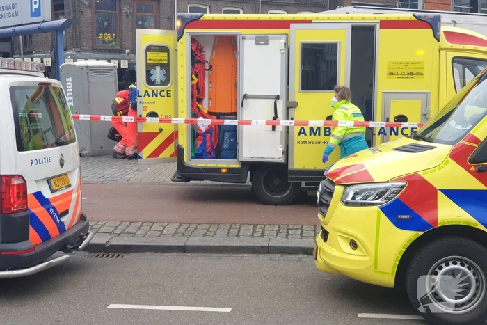 Persoon onder oliebollenkraam overleden