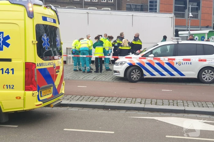 Persoon onder oliebollenkraam overleden