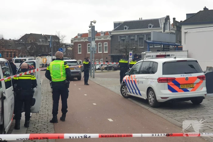 Persoon onder oliebollenkraam overleden