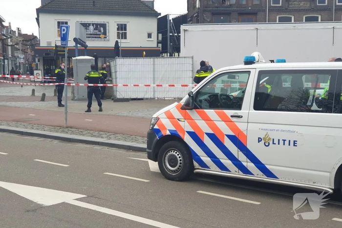 Persoon onder oliebollenkraam overleden