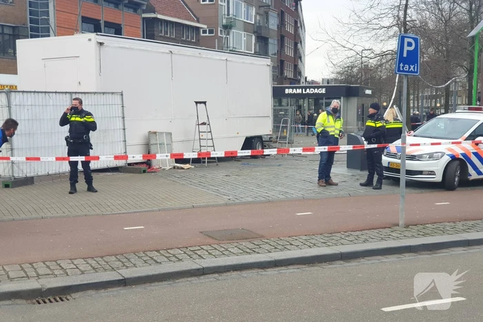 Persoon onder oliebollenkraam overleden