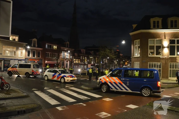 Man (21) langer vast na gooien van brandende fakkels naar politie