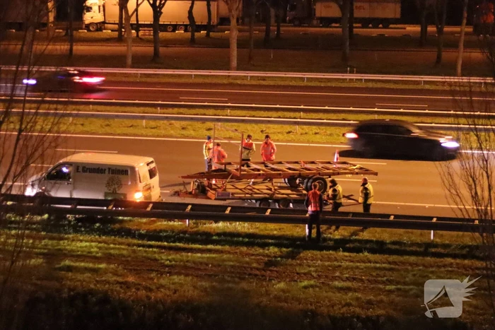 Automobilist eindigt tegen vangrail