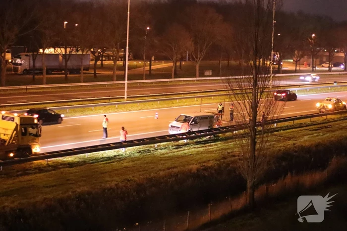Automobilist eindigt tegen vangrail