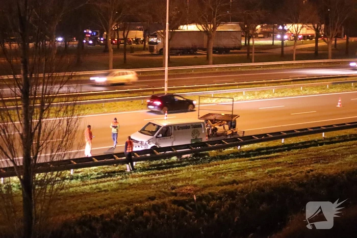 Automobilist eindigt tegen vangrail
