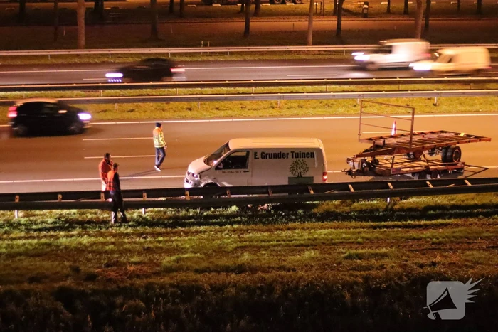 Automobilist eindigt tegen vangrail