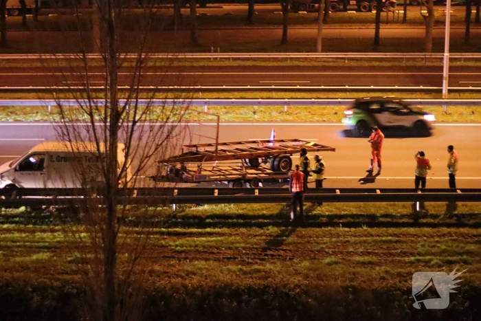 Automobilist eindigt tegen vangrail