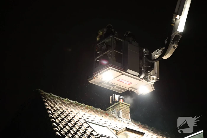 Brand in schoorsteen van woning