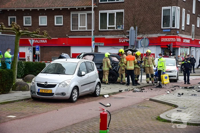 Bestelbus slaat op zijn kant na verkeersongeval
