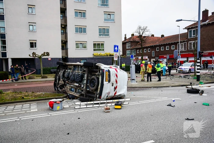 Bestelbus slaat op zijn kant na verkeersongeval