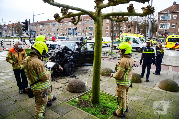 Bestelbus slaat op zijn kant na verkeersongeval
