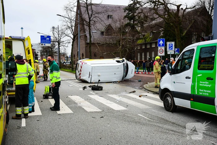 Bestelbus slaat op zijn kant na verkeersongeval