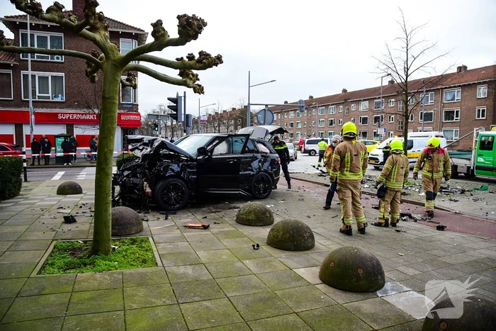 Bestelbus slaat op zijn kant na verkeersongeval