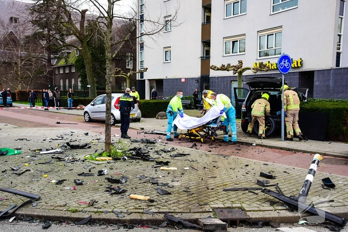 Bestelbus slaat op zijn kant na verkeersongeval