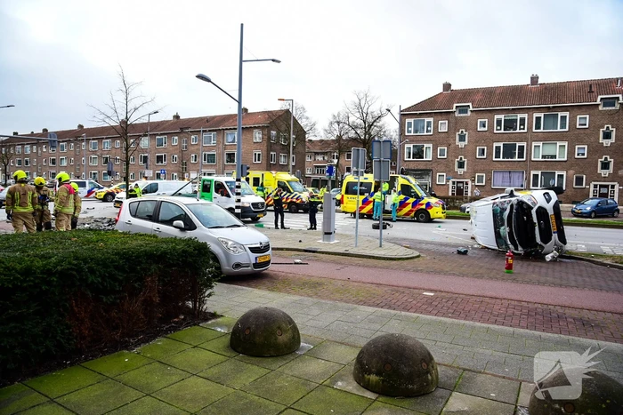 Bestelbus slaat op zijn kant na verkeersongeval
