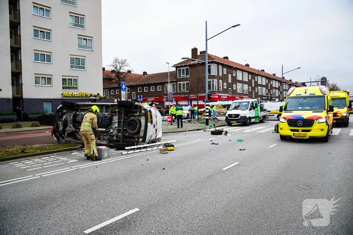 Bestelbus slaat op zijn kant na verkeersongeval