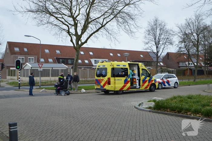 Man op scootmobiel aangereden door auto