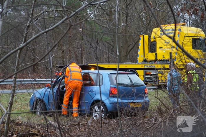 Auto belandt in berm langs snelweg