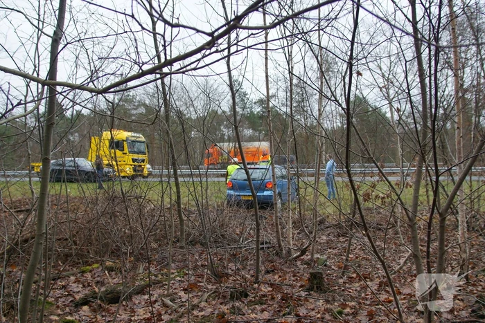 Auto belandt in berm langs snelweg