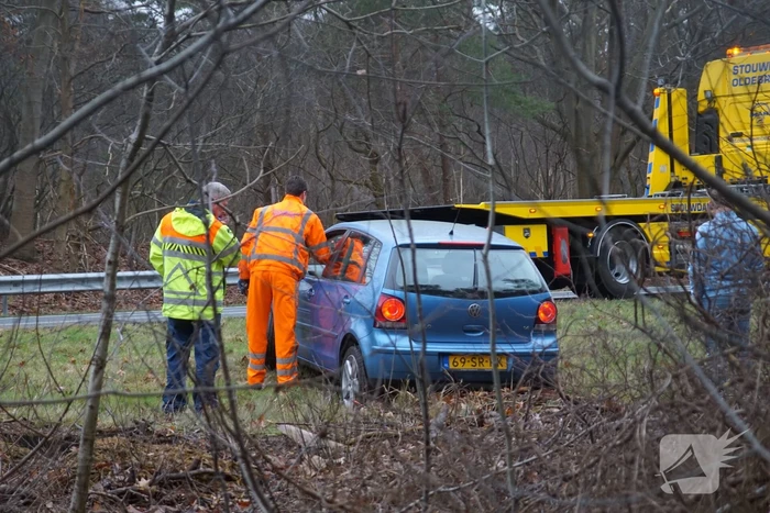 Auto belandt in berm langs snelweg