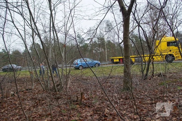Auto belandt in berm langs snelweg