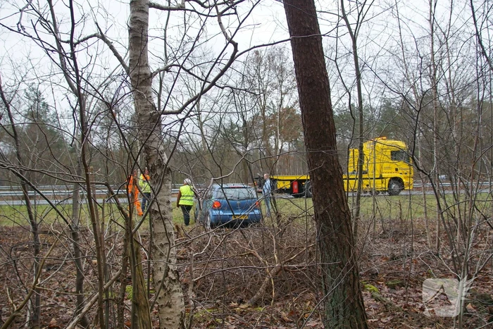 Auto belandt in berm langs snelweg