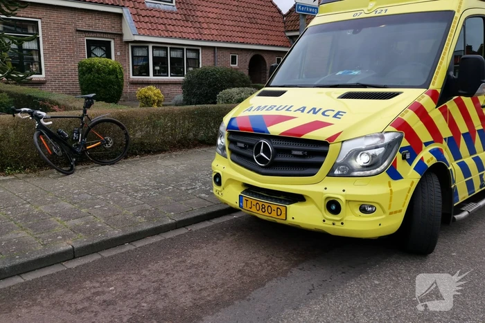 Wielrenner botst op personenauto
