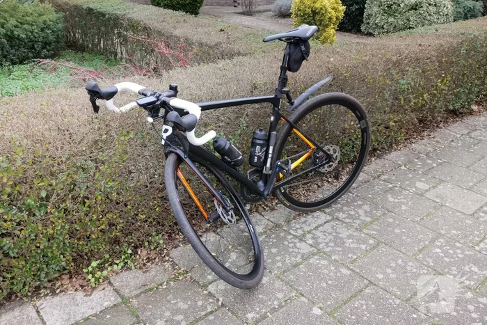 Wielrenner botst op personenauto