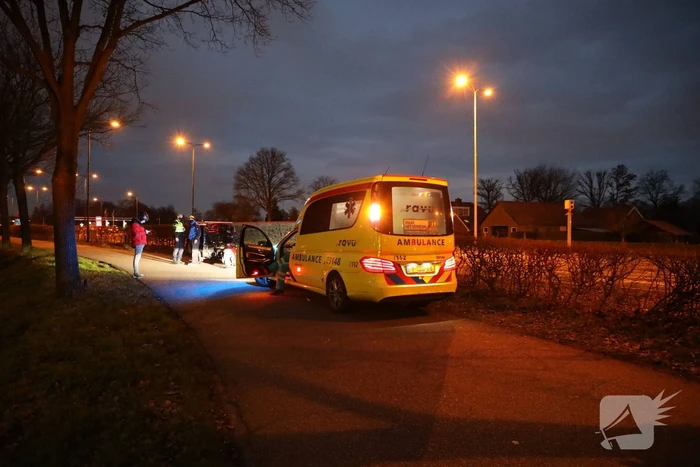 Scooter en TukTuk botsen op parallelbaan