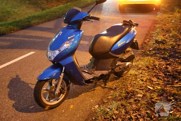 Scooter en TukTuk botsen op parallelbaan