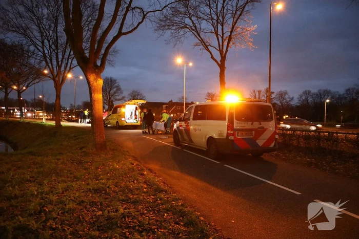 Scooter en TukTuk botsen op parallelbaan