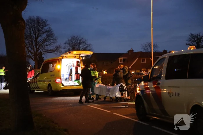 Scooter en TukTuk botsen op parallelbaan
