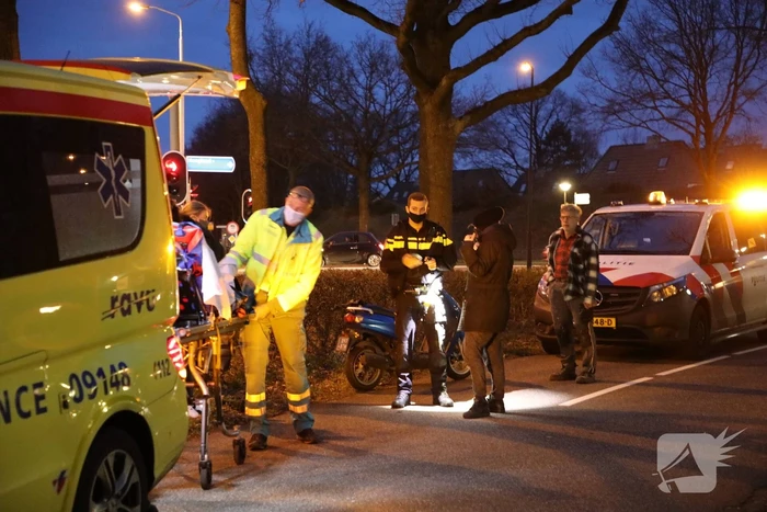 Scooter en TukTuk botsen op parallelbaan