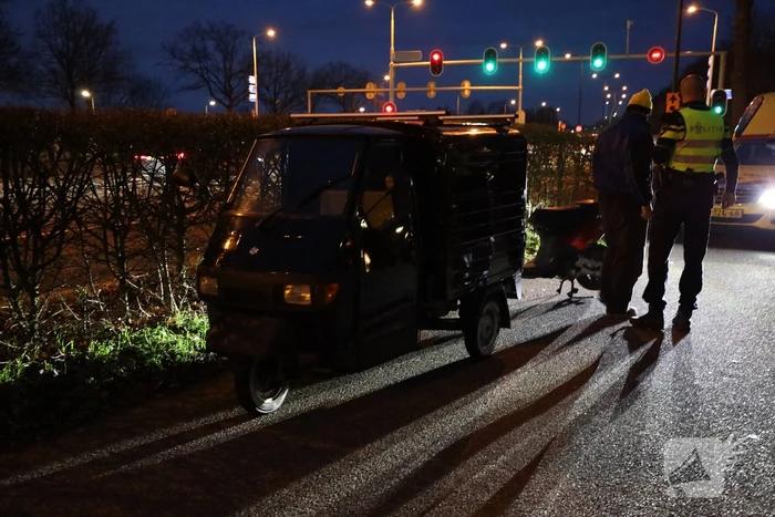 Scooter en TukTuk botsen op parallelbaan